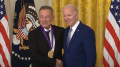 Bruce Springsteen ha ricevuto la National Medal of Arts dal presidente americano Joe Biden