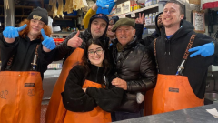 Bruce Springsteen a sorpresa al mercato del pesce di Seattle. Guarda le foto e il video