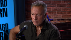 Bruce Springsteen suonò la chitarra in ospedale per Clarence Clemons il giorno in cui morì. Guarda il video