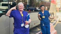 Coronavirus: i bus di lusso per i tour delle band sono stati donati agli ospedali per far riposare gli infermieri