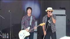 Eddie Vedder è salito sul palco con Johnny Marr e ha cantato There is a Light That Never Goes Out degli Smiths! Guarda il video