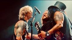 Guns N' Roses, Wolfgang Van Halen sale sul palco con la band per suonare Paradise City. Guarda il video