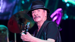 Carlos Santana ha avuto un malore ed è svenuto sul palco durante un concerto in Michigan