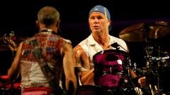 Red Hot Chili Peppers, Chad Smith si presenta in un pub a Melbourne e suona per 17 persone. Guarda il video