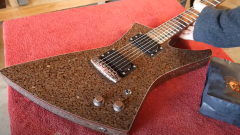 La chitarra elettrica assemblata con 5000 chicchi di caffè! Guarda il video della realizzazione