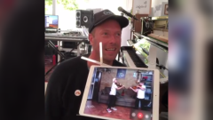 Coldplay, Chris Martin canta Viva La Vida in streaming con due piccoli violinisti siciliani. Guarda il video