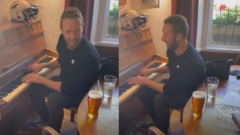 Chris Martin si mette a suonare in un pub per una coppia di futuri sposi. Guarda il video