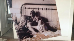Nirvana, un fotografo ricrea la quotidianità di Kurt Cobain nella sua casa abbandonata. Guarda le incredibili immagini