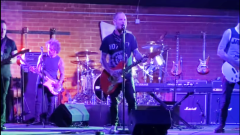 Corey Taylor ha tenuto un concerto per 12 persone in un bar di North Hollywood. Guarda i video