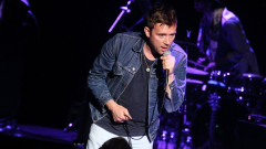 Damon Albarn ha finalmente preso la patente a 53 anni (e si è comprato un suv da 75.000 euro). Guarda la foto