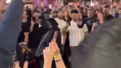 Red Hot Chili Peppers, uomo vestito da Darth Vader intrattiene i fan bloccati in stazione suonando Under The Bridge. Guarda il video