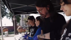 Dave Grohl torna a cucinare per i senzatetto di Los Angeles: 18 ore di BBQ in parco. Guarda le foto e i video