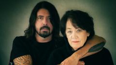 Dave Grohl e la malattia che segnò la sua adolescenza: "avevo problemi alla colonna vertebrale, mi sentivo un alieno ma mi piaceva"
