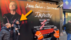 Dave Gahan in versione "umarell" supervisiona l'affissione dei suoi poster a Londra. Guarda il video
