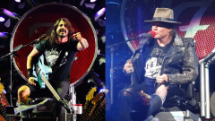 Axl Rose ha regalato a Dave Grohl una rarissima chitarra per ringraziarlo di avergli prestato il suo “trono”