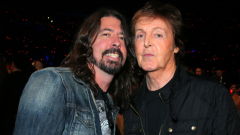 Dave Grohl racconta di quella volta in cui Paul McCartney suonò Lady Madonna nel suo salotto di casa