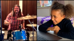 Foo Fighters, una ragazzina di 10 anni sfida Dave Grohl alla batteria. E lui accetta! Guarda i video