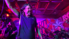 Dave Grohl, Chad Smith e il figlio di Taylor Hawkins suonano a sorpresa in una pizzeria in California. Guarda i video
