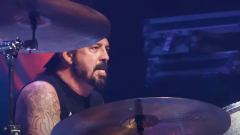 Dave Grohl ha suonato dal vivo per beneficenza la sua "unica" canzone solista, Play. Guarda il video