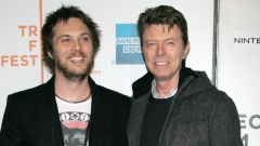 David Bowie, il figlio Duncan Jones trova un regalo di Natale del padre nascosto dal 1982. La storia