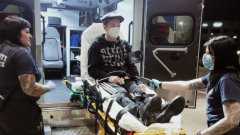 Sum 41, Deryck Whibley aggiorna i fan sulle condizioni di salute:  "Non sto bene ma sono nella migliori mani"