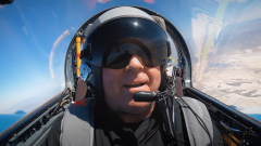 The Offspring, Dexter Holland come Top Gun: insegna a pilotare un jet russo per la rubrica "Come si fa". Guarda il video