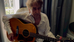 Bob Dylan pubblica un emozionante video in cui canta "Happy Birthday" a Brian Wilson dei Beach Boys. Guardalo qui