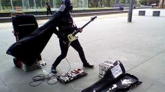Star Wars: Darth Vader suona i Rage Against The Machine per raccogliere fondi e ricostruire la Morte Nera! Guarda il video