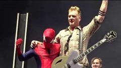 Queens Of The Stone Age: Josh Homme invita Spiderman sul palco! Guarda il divertentissimo video
