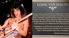 Eddie Van Halen, il sindaco della città di Pasadena svela la targa ufficiale in memoria del grande chitarrista. Guarda le foto
