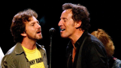 Pearl Jam, Eddie Vedder e il “prezioso consiglio” che Bruce Springsteen gli diede quando decise di esibirsi come solista