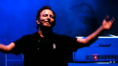 Eddie Vedder (con Chad Smith e Josh Klinghoffer) omaggia i REM e Prince durante il concerto all'Ohana Festival. Guarda i video