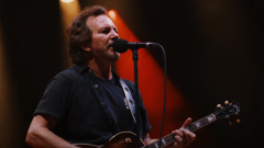 Eddie Vedder ha pubblicato il video ufficiale di Long Way registrato dal vivo: sul palco anche Chad Smith e Josh Klinghoffer