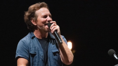 Pearl Jam, Eddie Vedder ha presentato il nuovo album Gigaton offrendo tequila ai presenti! Sarà il più lungo di sempre. Tutti i dettagli