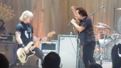 Eddie Vedder, Duff McKagan lo raggiunge a sorpresa sul palco per una cover dei The Pretenders. Guarda il video