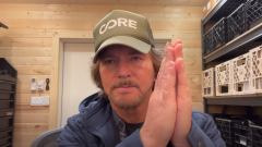 Pearl Jam, il potente messaggio di Eddie Vedder per aiutare i rifugiati ucraini. Guardalo qui