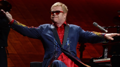 Elton John attacca il Vaticano accusando di ipocrisia: "come può non benedire le unioni gay ma fare profitto da Rocketman?"