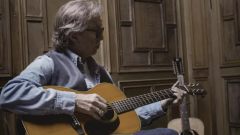 Eric Clapton annuncia il nuovo album acustico The Lady in the Balcony: Lockdown Sessions. Guarda il video