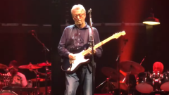 Eric Clapton ci ripensa: si è esibito in una location che richiedeva l’obbligo vaccinale. Guarda i video