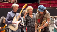 Eric Clapton, Johnny Depp e Kirk Hammett protagonisti al concerto tributo per Jeff Beck. Guarda i video
