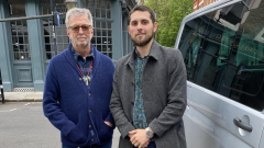 Eric Clapton ha aiutato una band No Vax con 1000 sterline e prestando loro il suo furgone per andare in tour