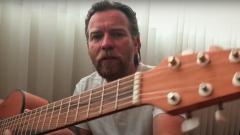 Ewan McGregor reinterpreta Endlessly dei Muse durante una tappa del suo viaggio in moto dall'Argentina a Los Angeles