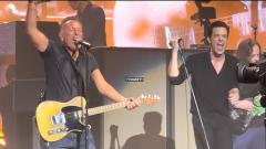 Bruce Springsteen sale sul palco a sorpresa con i The Killers durante il concerto a New York. Guarda i video