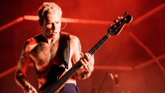 Flea, dal disagio in famiglia alla dipendenza dalle droghe: la storia della tragica adolescenza del bassista dei Red Hot Chili Peppers