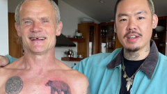 Flea mostra il suo nuovo tatuaggio dal significato speciale: "rappresenta coraggio, protezione e difesa dei propri confini energetici"