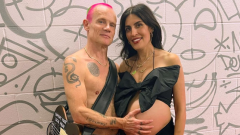 Red Hot Chili Peppers, Flea pubblica la prima foto ufficiale del piccolo Darius per la festa della mamma. Guardala qui
