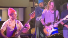 Flea festeggia il suo compleanno esibendosi in un parcheggio di Los Angeles con John Frusciante. Guarda il video