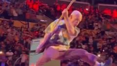 Flea ha suonato l'inno nazionale americano durante una partita dei Lakers. Guarda il video