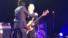 Flea a sorpresa sul palco con Nick Cave e Warren Ellis durante un concerto a Los Angeles. Guarda il video