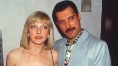 Mary Austin si è presentata all'asta dedicata a Freddie Mercury. Guarda la prima foto della donna in quasi 30 anni
